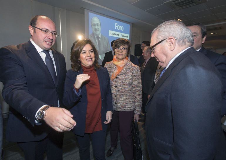 La vicepresidenta en funciones Soraya Saénz de Santamaría (2i), acompañada por el presidente de la Comunidad de Murcia, Pedro Antonio Sánchez (i); la presidenta de la Asamblea Regional, Rosa Peñalver (3i), y el exministro de Defensa y presidente de la fun