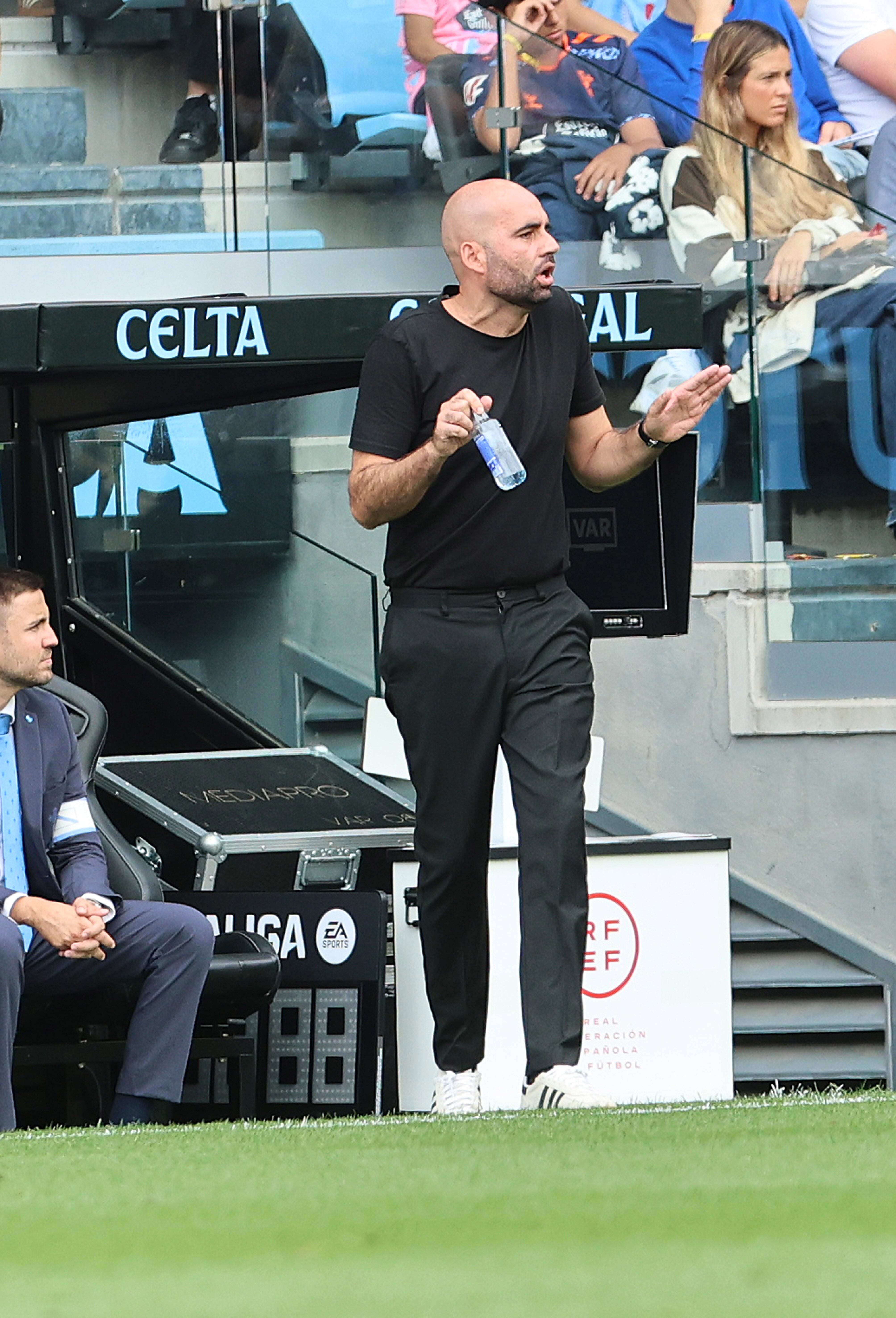 VIGO (PONTEVEDRA), 14/09/2025.- El entrenador del Celta, Claudio Giraldez, durante el partido de la cuarta jornada de LaLiga disputado este domingo en el estadio de Balaidos de Vigo. EFE/Salvador Sas
