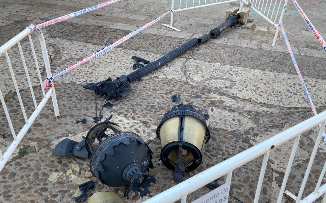 Imagen de la farola caída en la Plaza de España de Valdepeñas (Ciudad Real) 