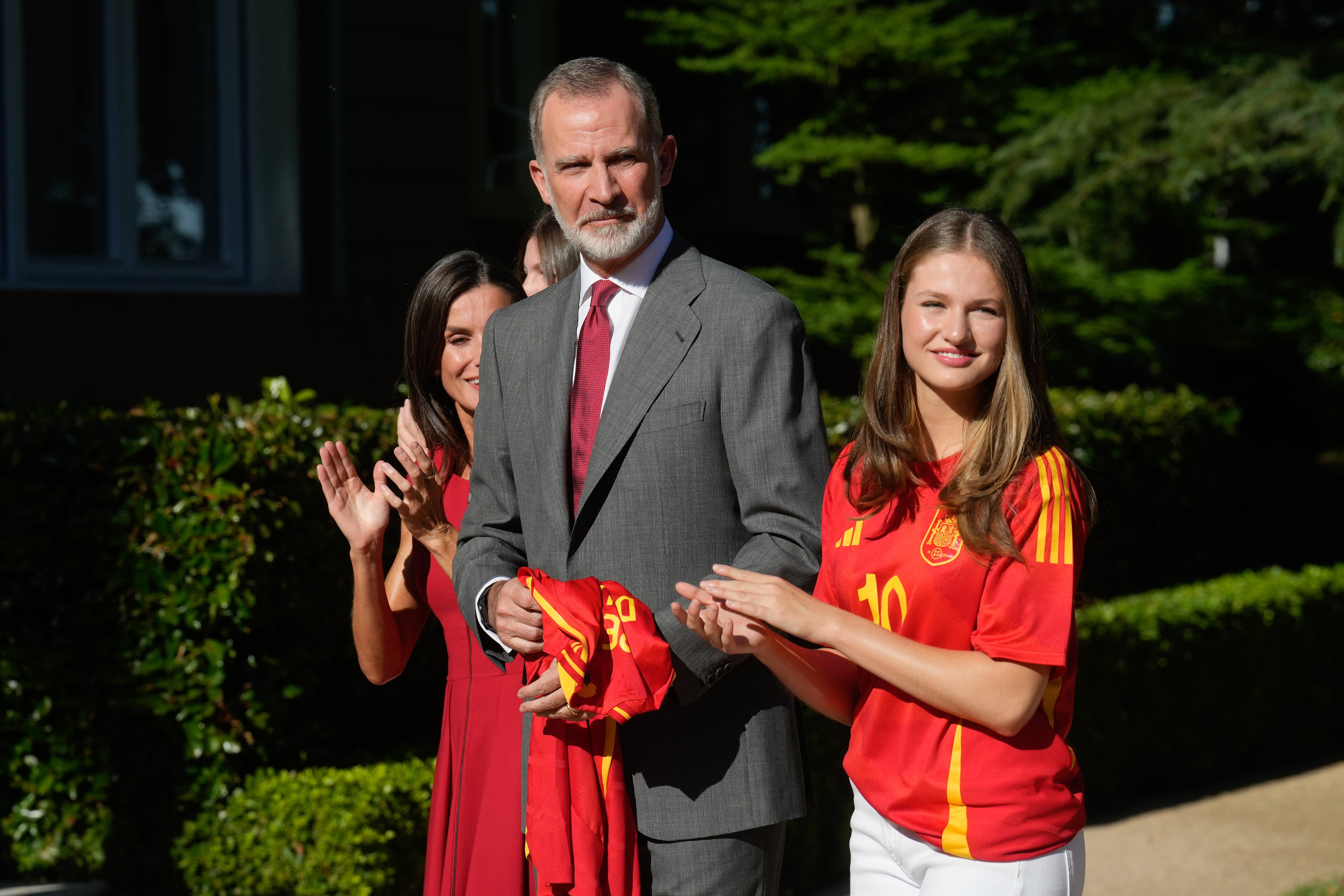 El rey Felipe VI (c), junto a la reina Letizia (i), y la princesa Leonor (d), reciben a la selección española, este lunes en el Palacio de La Zarzuela