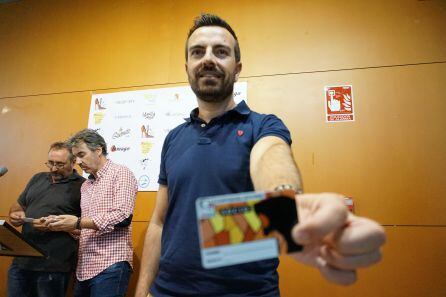 Fernando Gómez, edil de Deportes, con el carnet de abonado