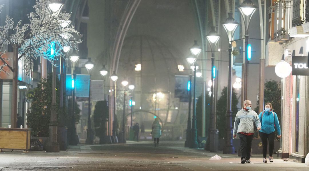 Varias personas pasean por una calle de Valladolid