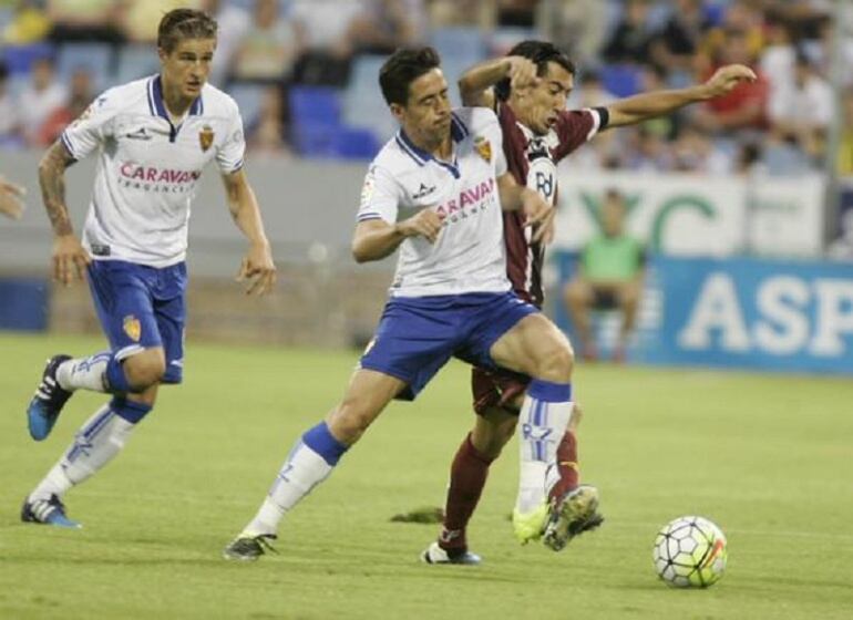 Pedro Sánchez disputa un balón con Pedro Ríos, autor del único gol del Córdoba C.F.