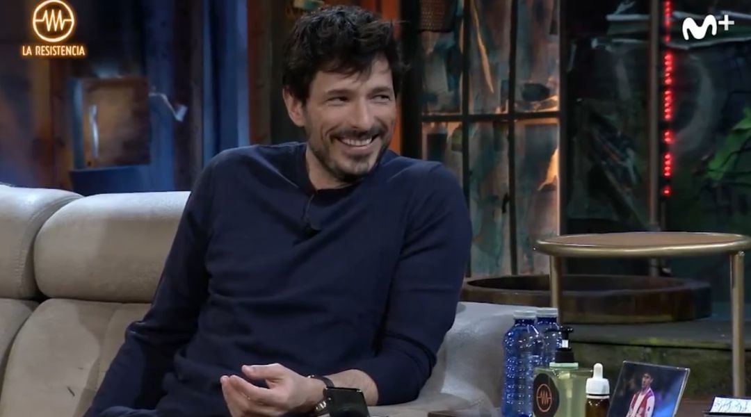 El modelo español Andrés Velencoso durante su entrevista en &#039;La Resistencia&#039;.