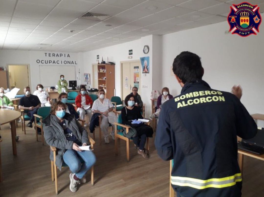 Jornadas informativas de los bomberos voluntarios de Alcorcón en algunas residencias del municipio, sobre el comportamiento ante Covid19