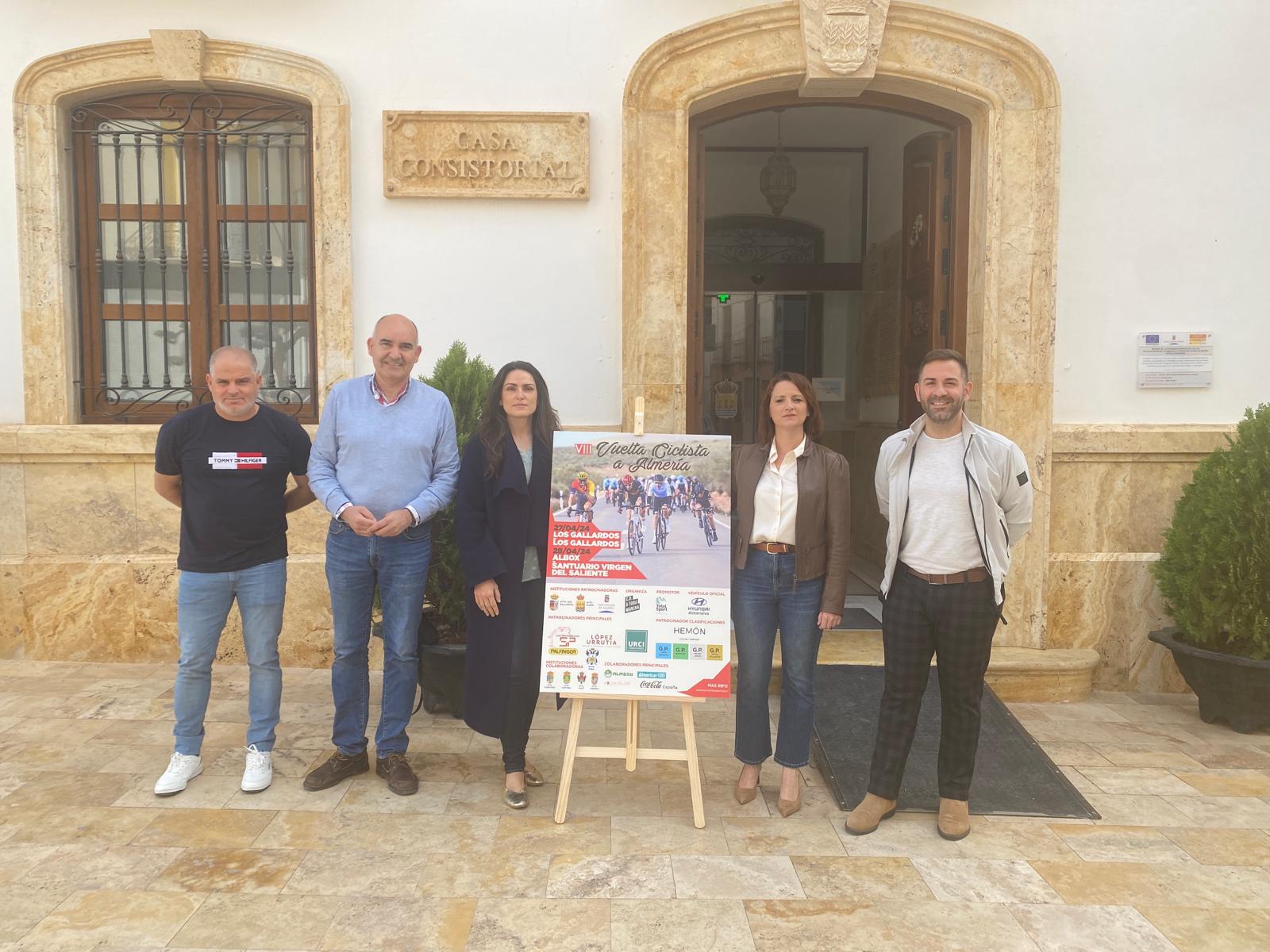 Los representantes de Total Sport y A Toda Marcha en el Ayuntamiento de Albox junto a la alcaldesa