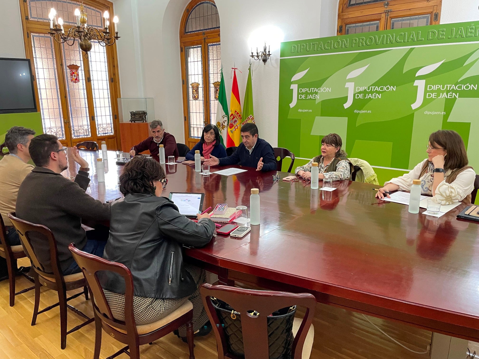 El presidente de la Diputación de Jaén, Paco Reyes (centro), durante la reunión con miembros de su equipo de gobierno.