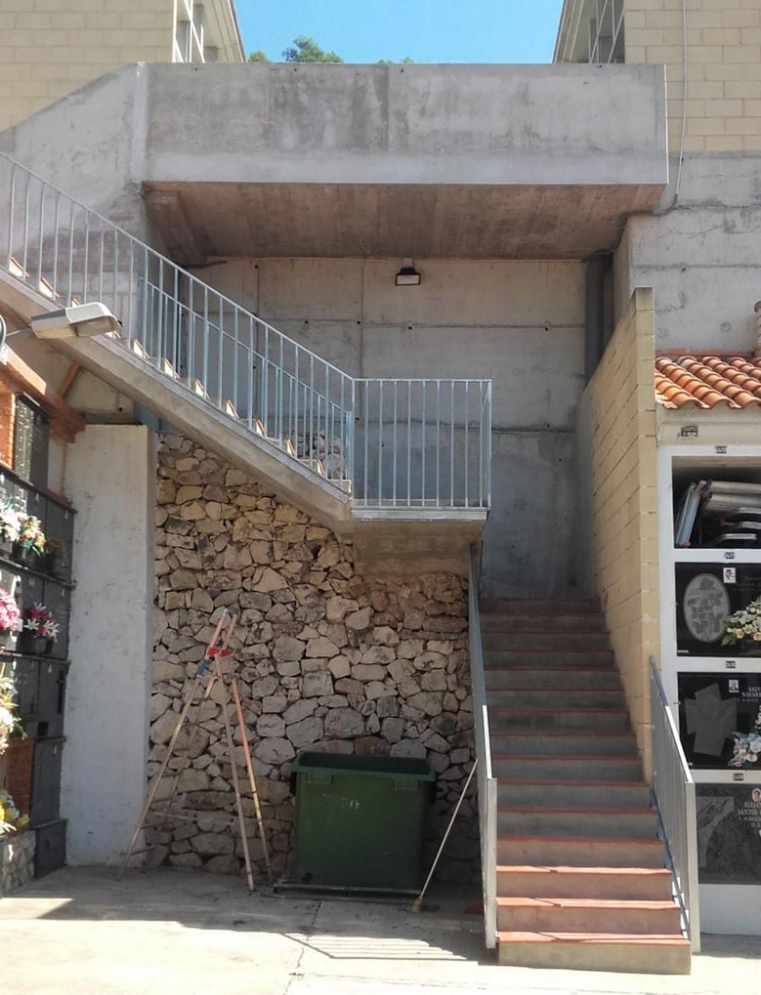 Escaleras para acceder a una parte del cementerio de Tavernes