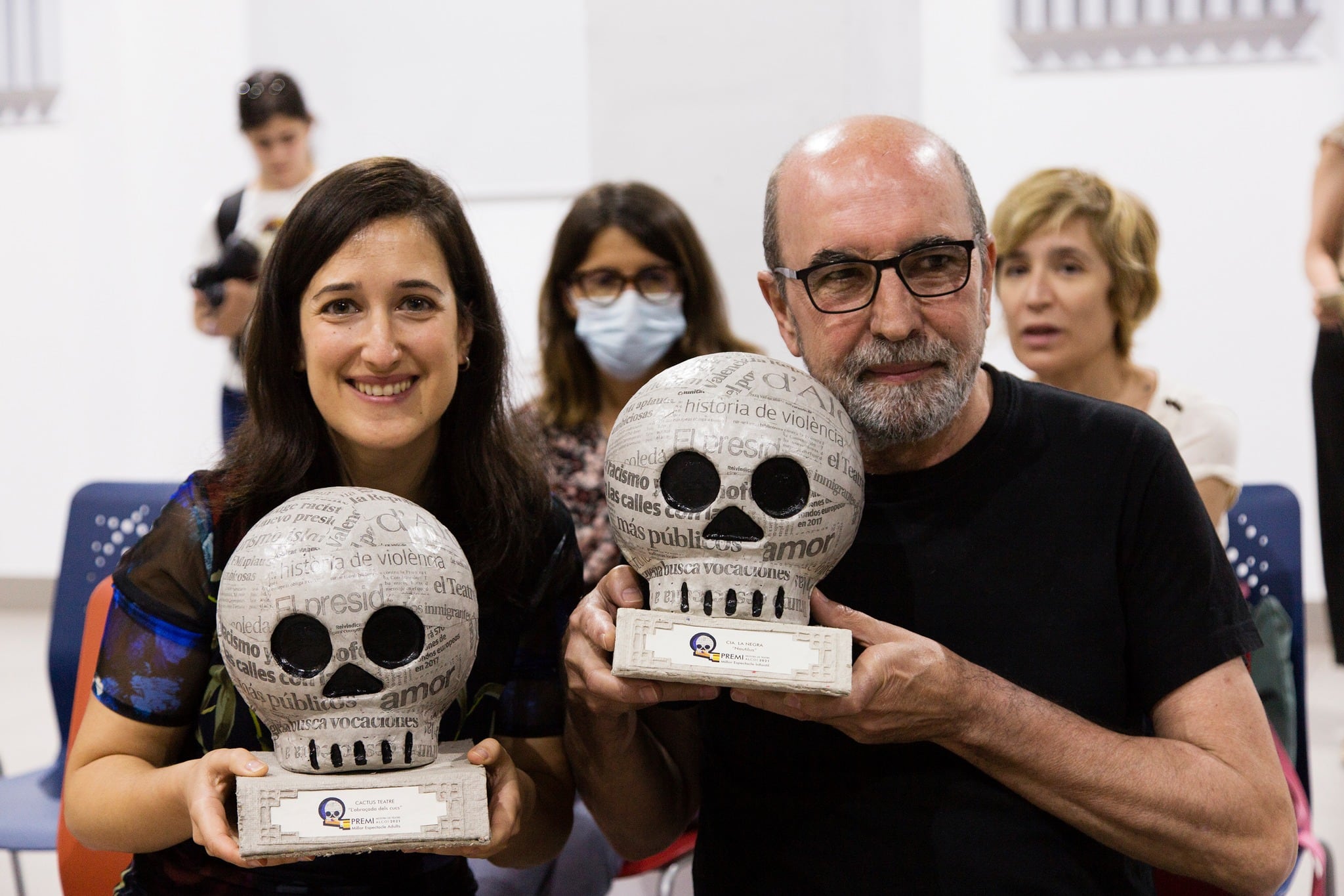 Paula Llorens i Juli Cantó tras recibir los premios de la Mostra de Teatre 2021 por los espectáculos &#039;L&#039;abraçada dels cucs&#039; y &#039;Nautilus&#039;.