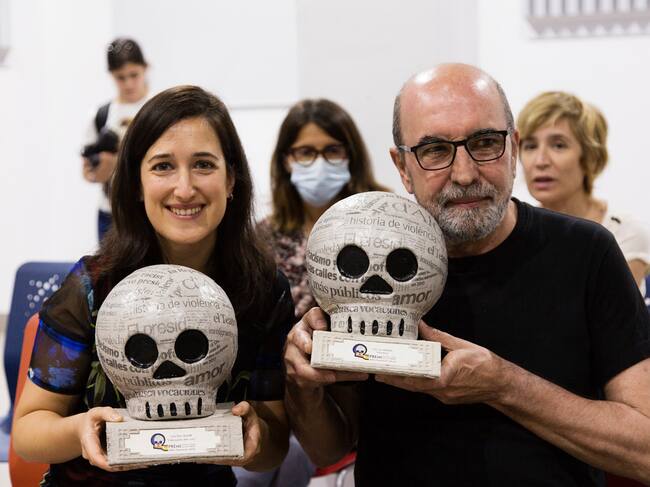 Paula Llorens i Juli Cantó tras recibir los premios de la Mostra de Teatre 2021 por los espectáculos 'L'abraçada dels cucs' y 'Nautilus'.