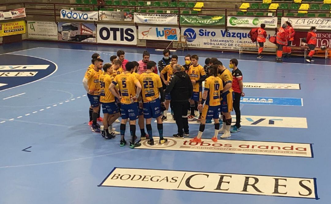 Alberto Suárez se dirige a sus jugadores al término del encuentro frente a Cuenca en el Príncipe de Asturias.