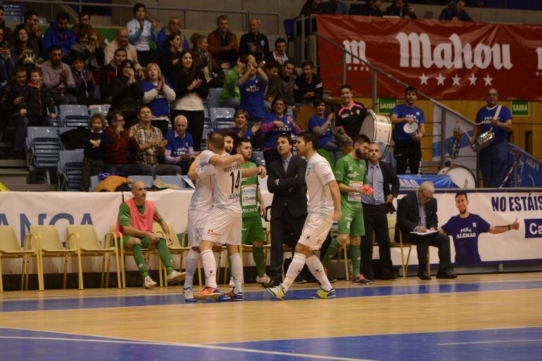Catela y Hugo Sánchez (de espaldas) celebran el primer gol ante la mirada de Dani Montes