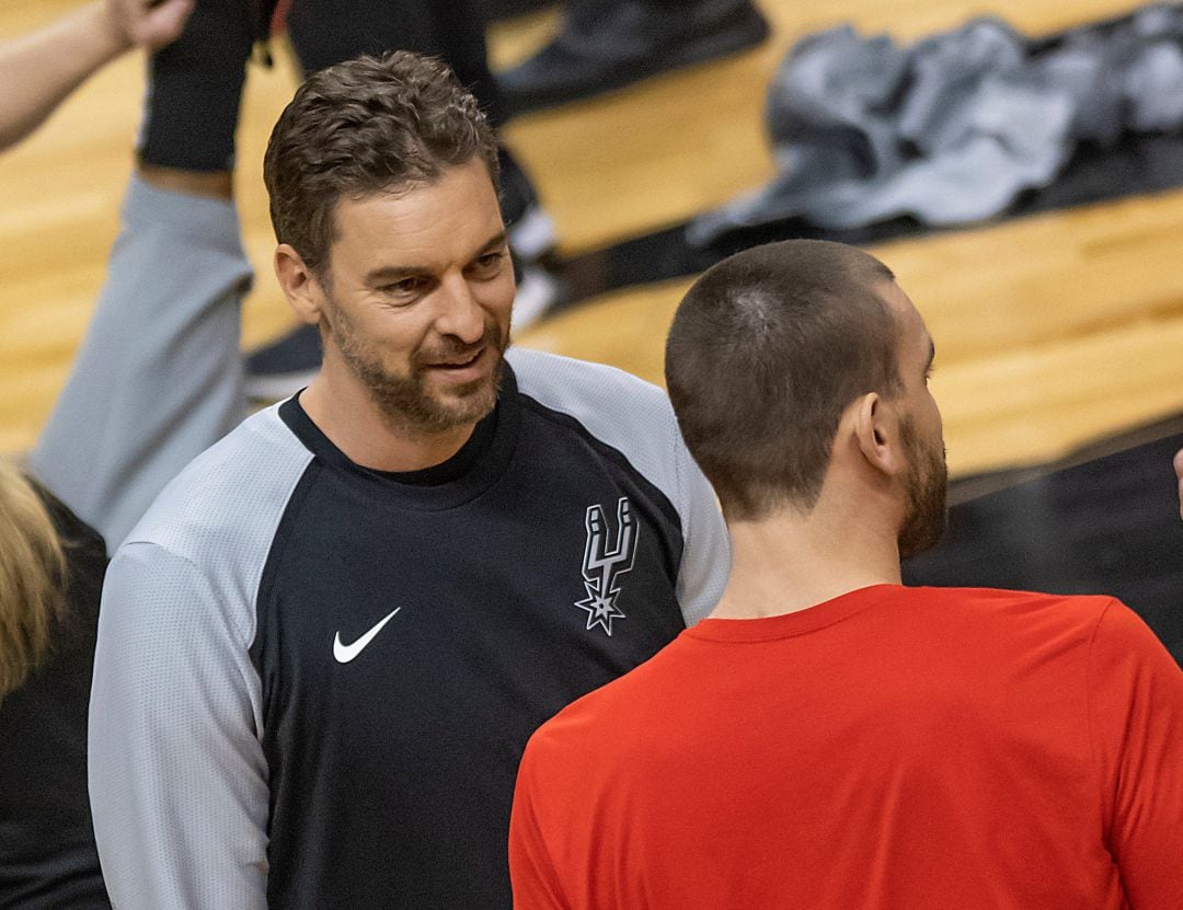 El jugador español Pau Gasol (i) de San Antonio Spurs conversa con su hermano Marc Gasol (d) 