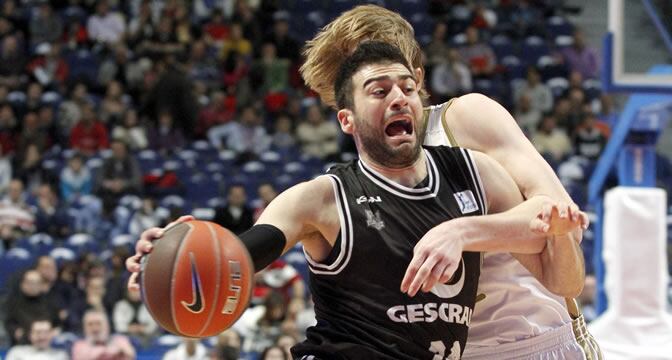 El alero griego del Gescrap Bizkaia Konstantinos Vasileiadis bota el balón ante el alero estadounidense del Real Madrid Kyle Singler