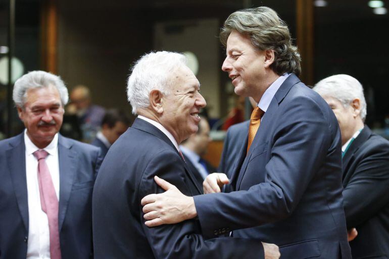 El ministro de Asuntos Exteriores español, José Manuel García-Margallo (i), saluda a su homólogo holandés, Bert Koender, al inicio de una reunión del Consejo de Asuntos Exteriores de la Unión Europea (UE), en Bruselas.