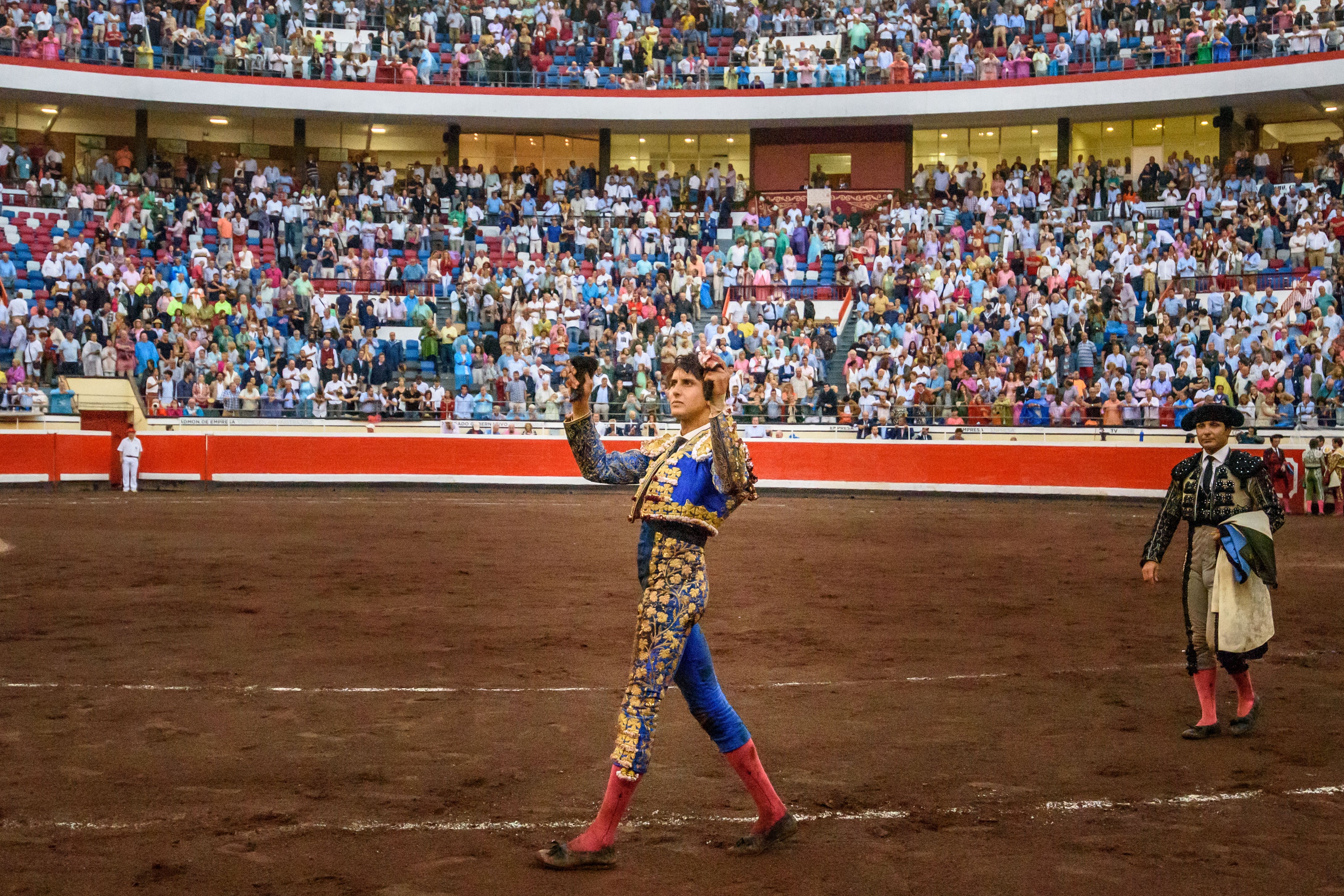 BILBAO, 25/08/2022.- Dos orejas para el diestro Roca Rey con el segundo de los de su lote durante el festejo taurino de la Feria de Bilbao celebrada el pasadop 25 de agosto en la plaza toros de Vistalegre. EFE/Javier Zorrilla