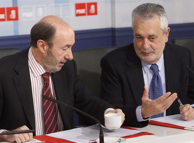 El secretario general del PSOE, Alfredo Pérez Rubalcaba conversa con el presidente de la Junta de Andalucía, José Antonio Griñán, al inicio de una reunión de la Ejecutiva Federal Socialista (EFE)