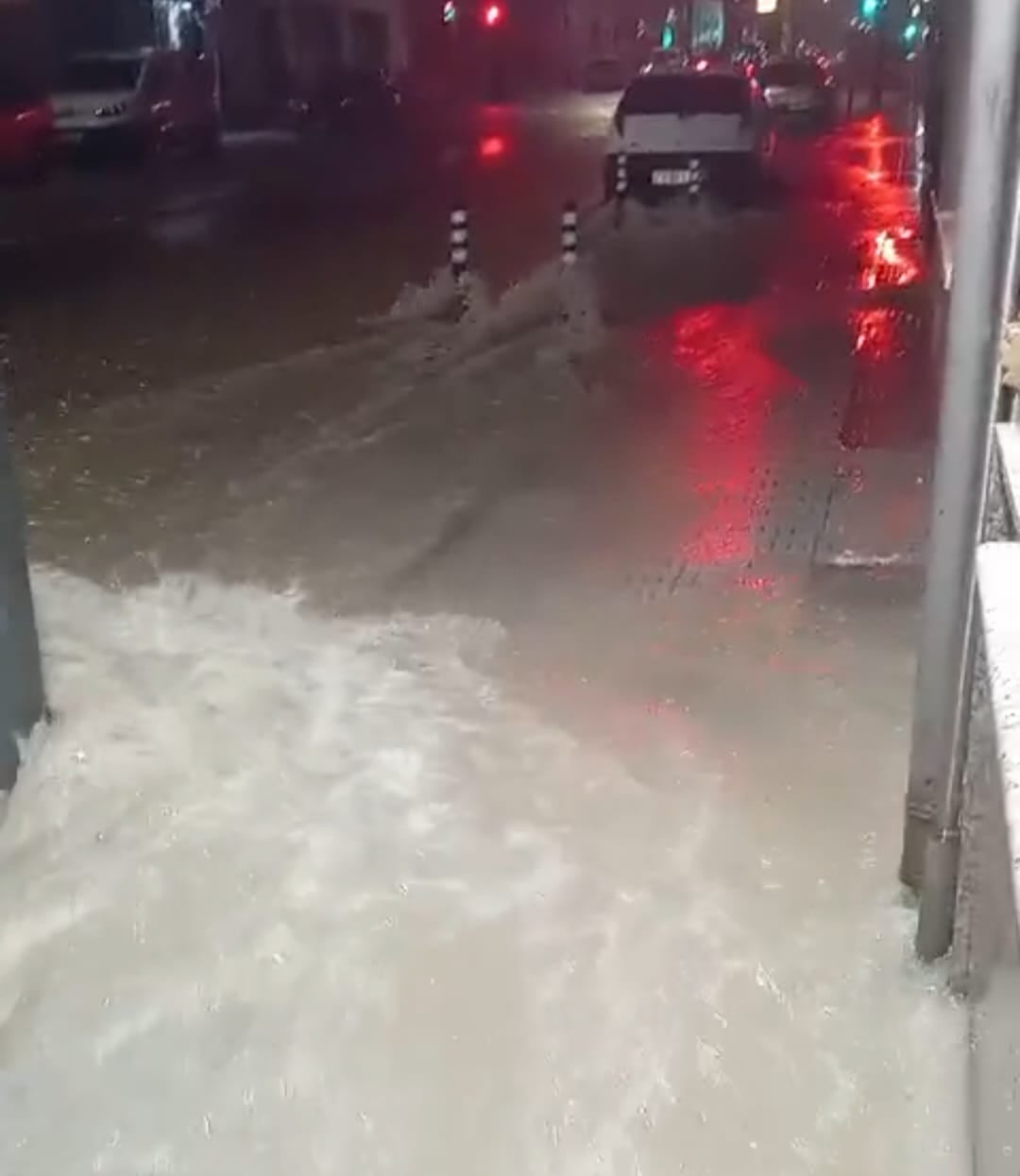 Una de las calles de Jumilla convertida en un autentico río