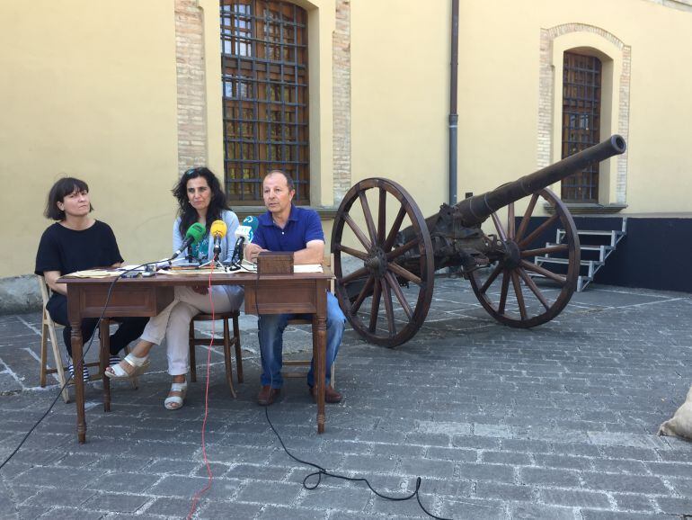 Representantes del Ayuntamiento de Abárzuza, Tierrras de Iranzu y el departamendo de Cultura, duranta la presentación del proyecto.