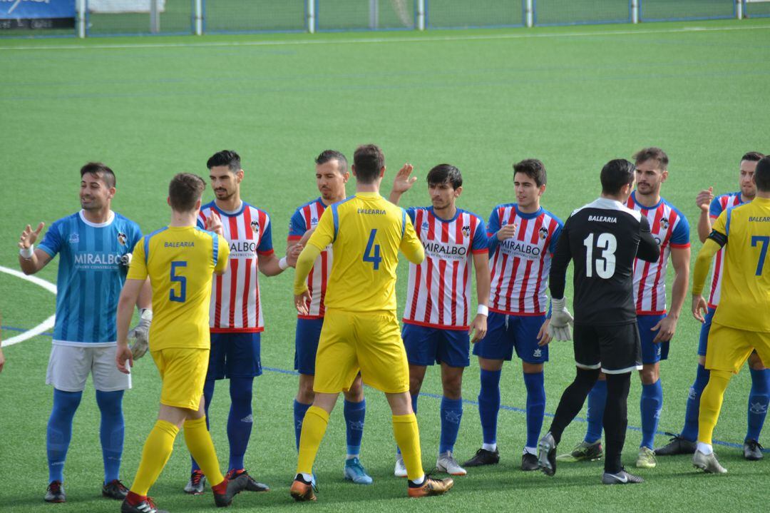 Saludos entre jugadores del CD Dénia y CD Jávea.