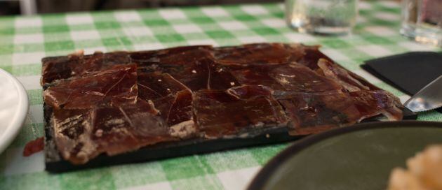 Pagar el jamón ibérico a precio de oro para que te lo sirvan repegado en el plato