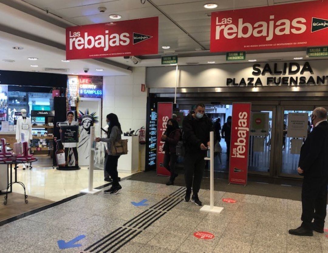 Primer día de las rebajas de invierno en El Corte Inglés de Avda. de la Libertad (Murcia)