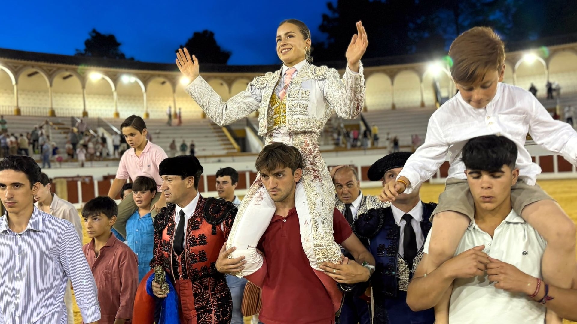 Olga Casado sale a hombros de la Plaza de Toros de Antequera