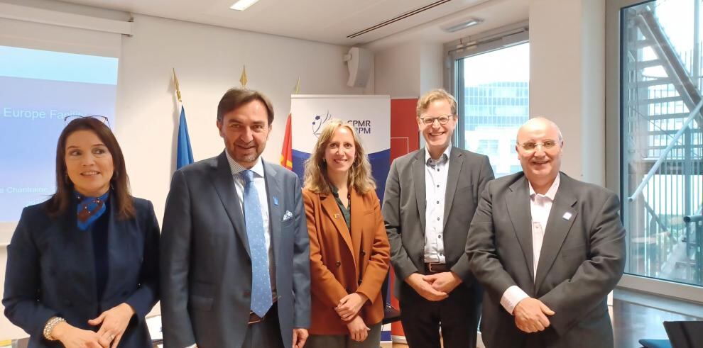 Anía (derecha), junto a otros miembros del Grupo de Transportes de la CPRM, hoy en Bruselas