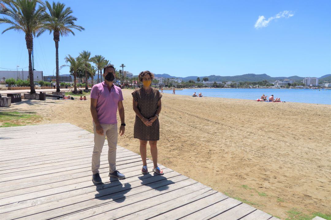 Los representantes del Ayuntantamiento posando en la playa de s&#039;Arenal