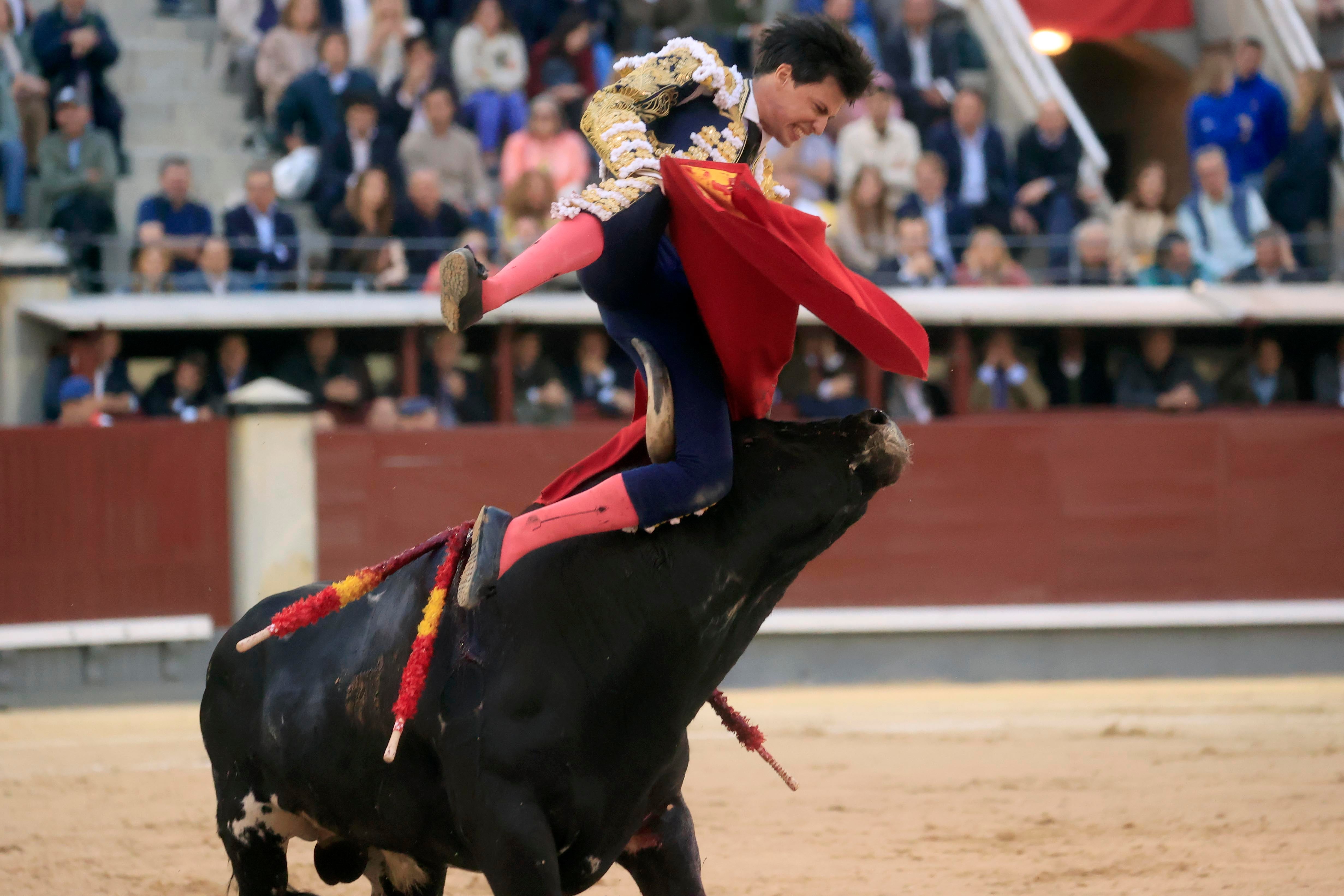 El torero Francisco José Espada recibe una cogida durante la corrida del décimo tercer festejo de la Feria de San Isidro