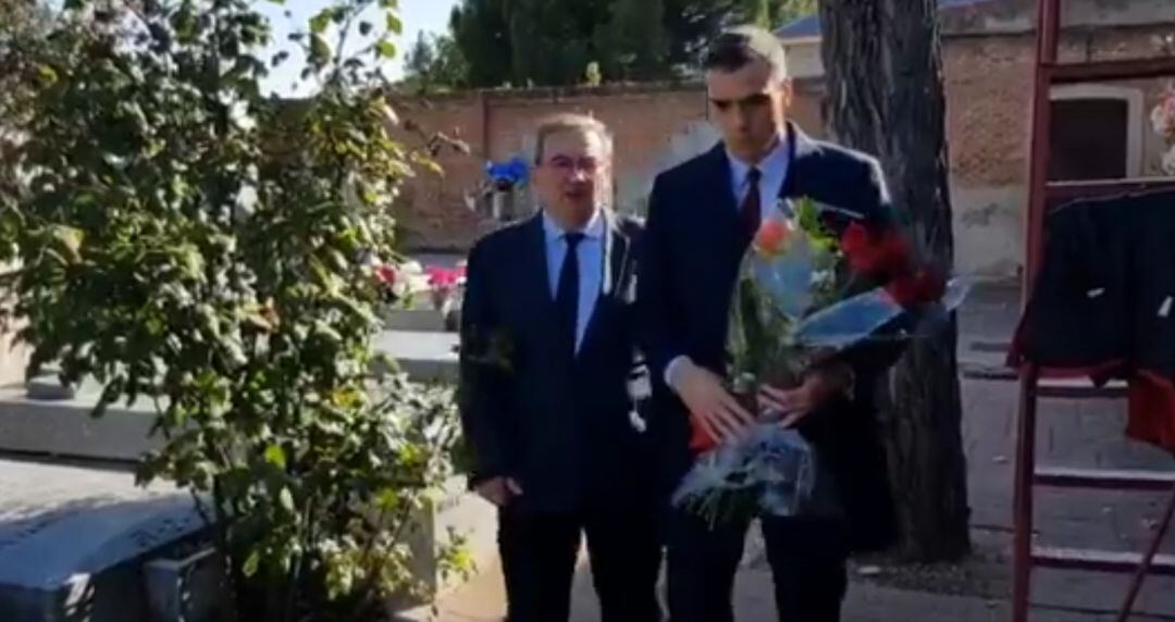 Sánchez, frente al memorial de Las Trece Rosas.