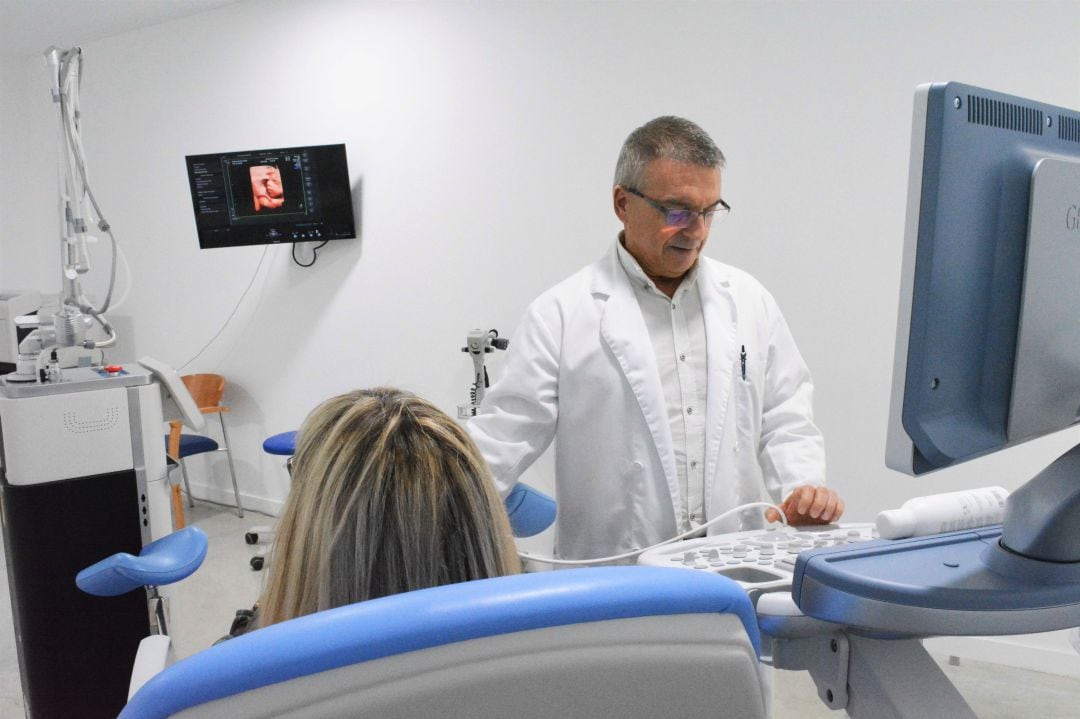 Sergio Bernabeu, ginecólogo y doctor de la Clínica de Fertilidad y Ginecología Manjón de Elda