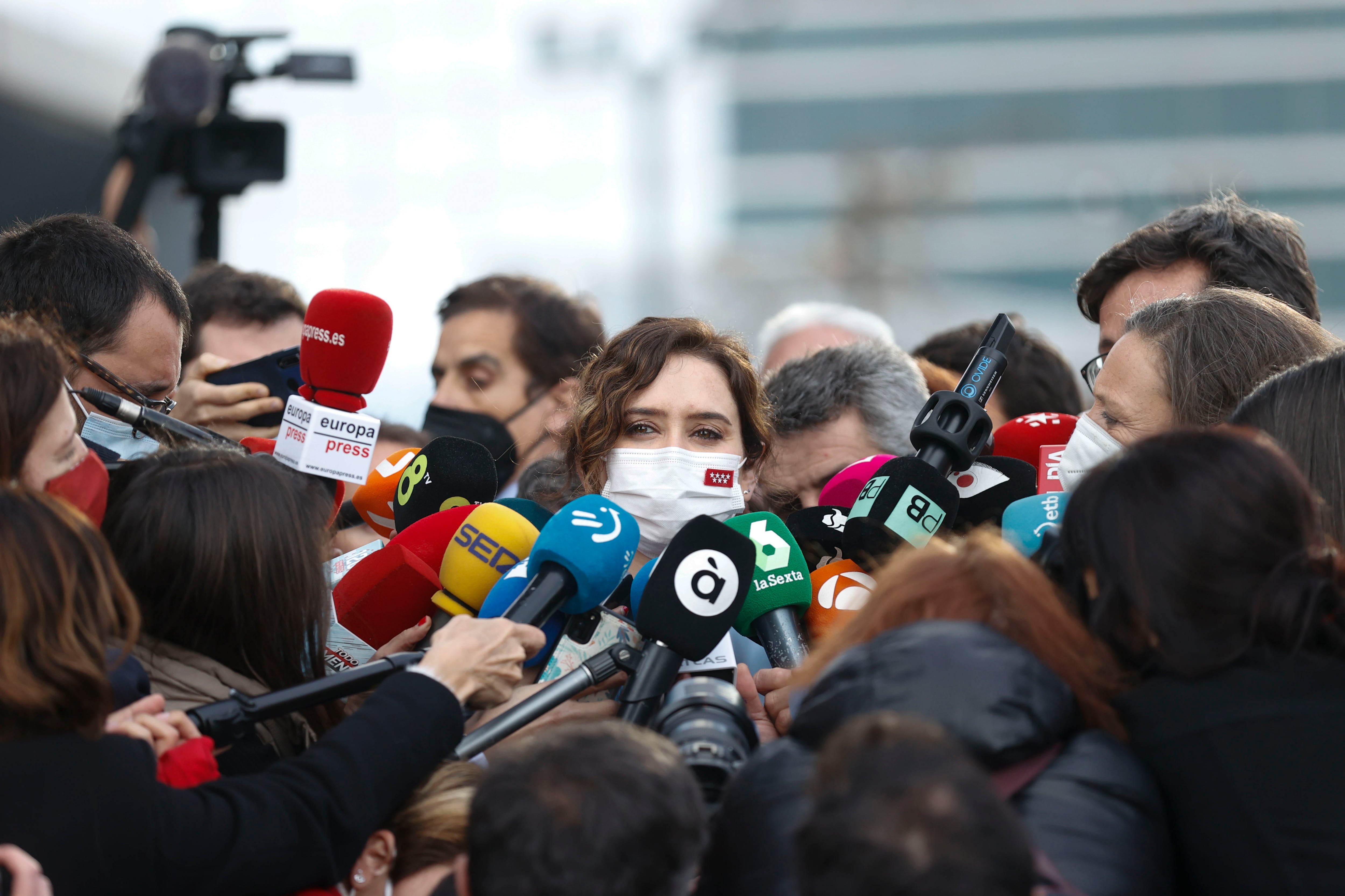 La presidenta de la Comunidad de Madrid, Isabel Diaz Ayuso, atiende a los medios tras la Junta Directiva Nacional del Partido Popular este martes en Madrid.