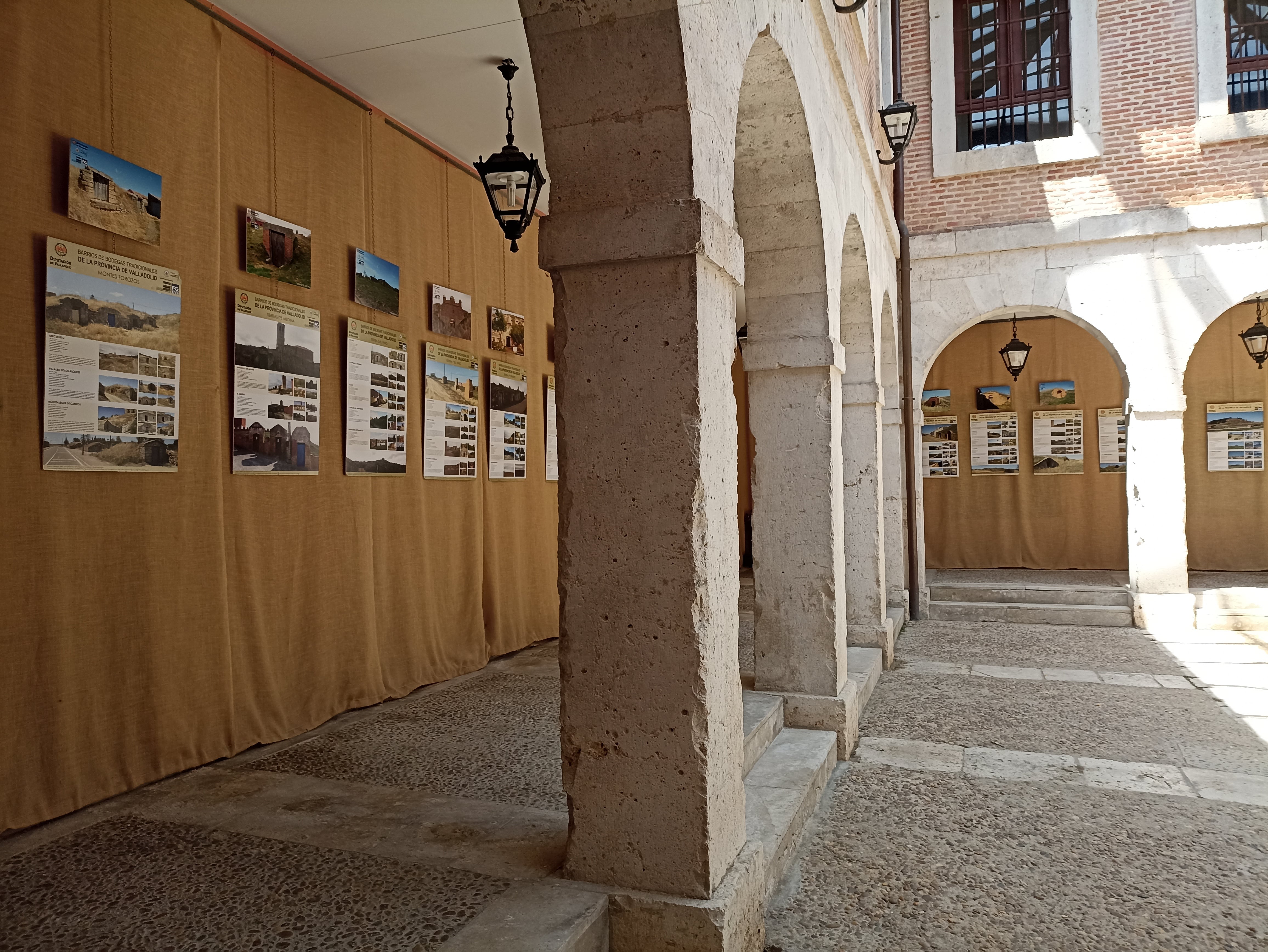 En el patio del Ayuntamiento de La Seca se puede visitar la exposición sobre bodegas