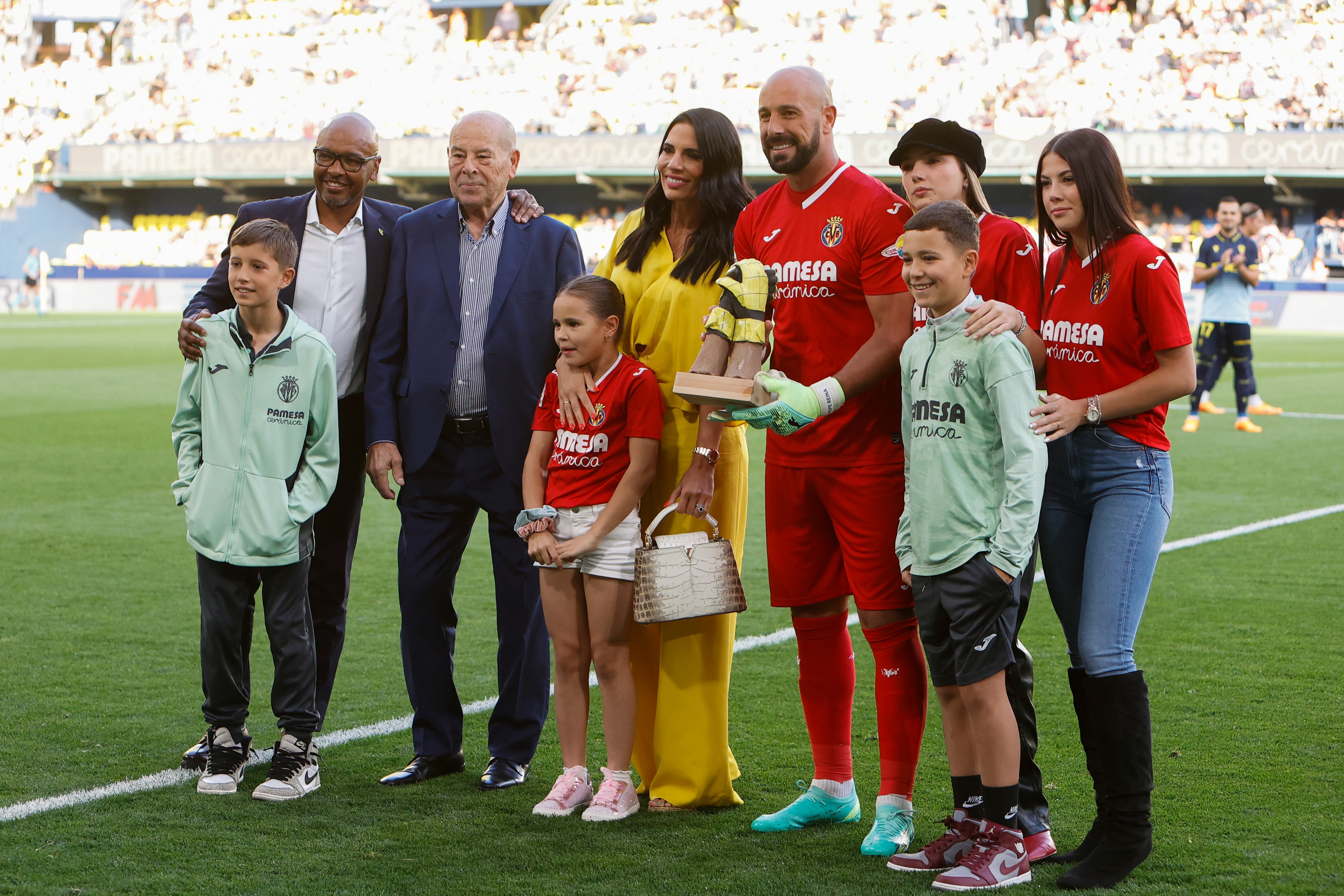 VILLARREAL (CASTELLÓN), 24/05/2023.- El portero Pepe Reina (3d) fue homenajeado este jueves por su club, el Villarreal, con la entrega de una escultura de cerámica de unos guantes brillantes y amarillos antes del inicio del Villarreal-Cádiz por sus 1.000 partidos. La directiva del Villarreal y la familia del guardameta (su padre, su mujer y sus cinco hijos) le entregaron la escultura titulada Mano a mano realizada por el artista provincial Ángel Igual para reconocer su trayectoria profesional. EFE/Domenech Castelló