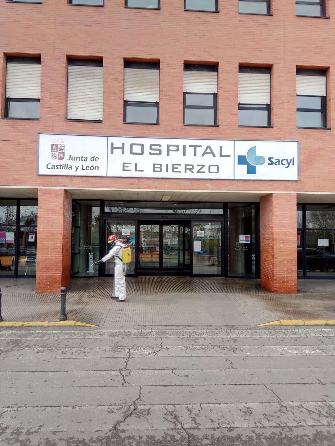 A la entrada del Hospital