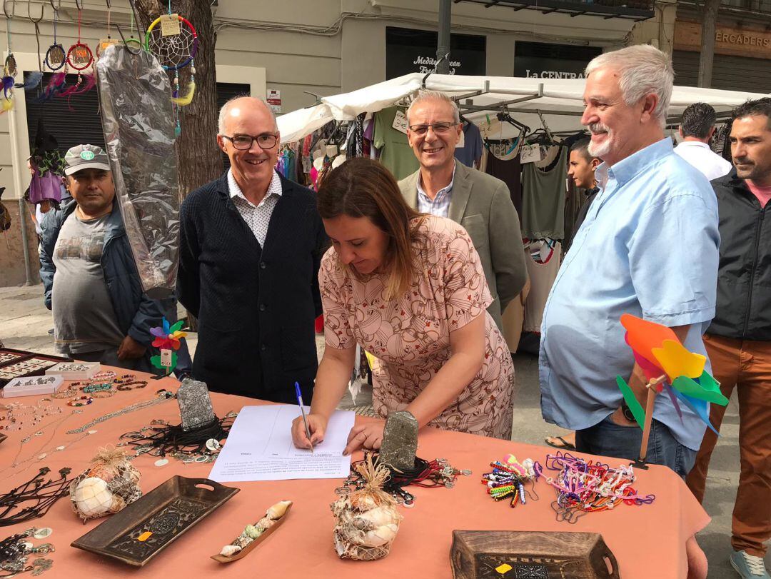 Concejales y senadores del PP con los vendedores del mercadillo de los domingos del entorno de La Lonja