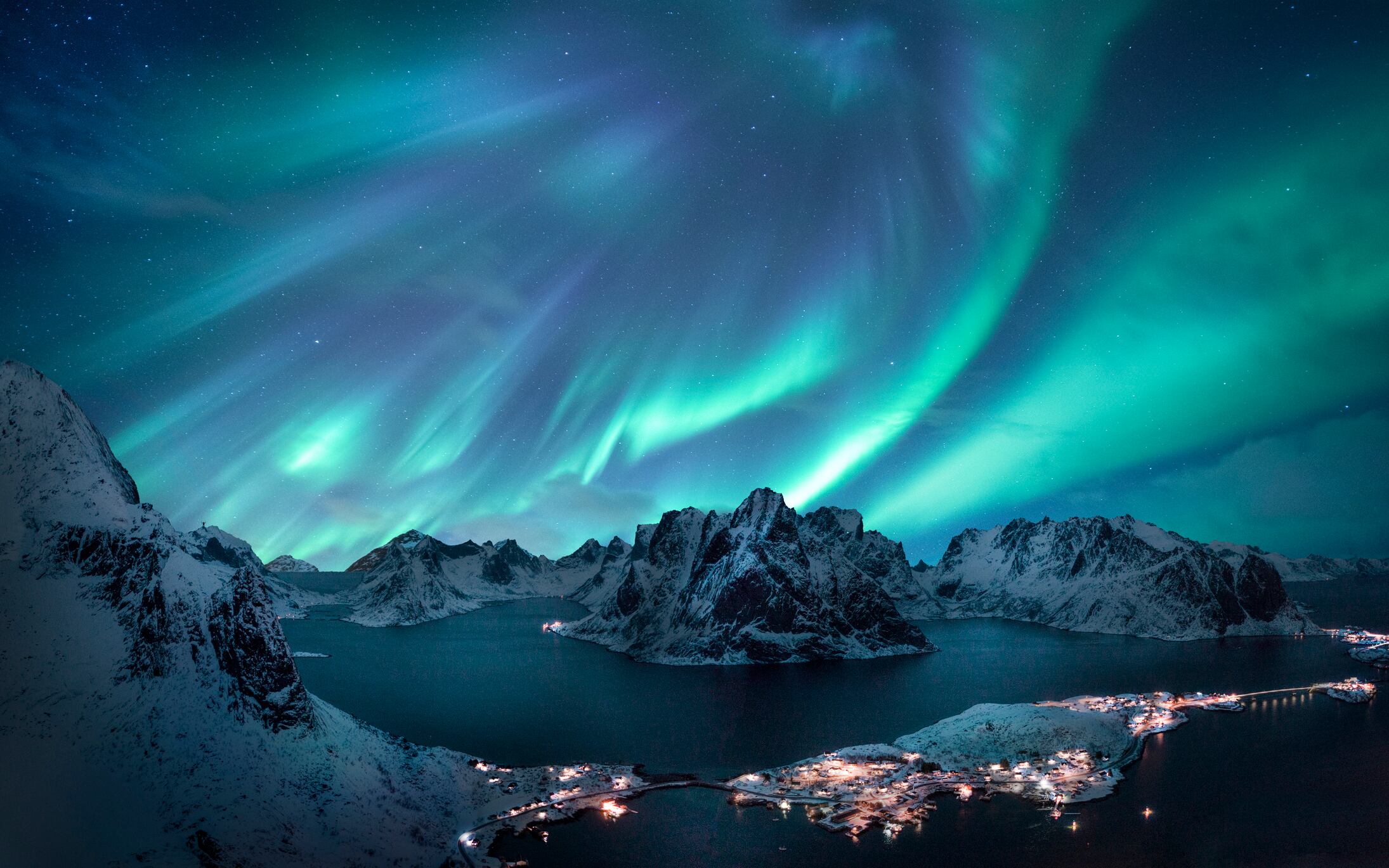 Aurora boreal en Islandia en una foto de archivo