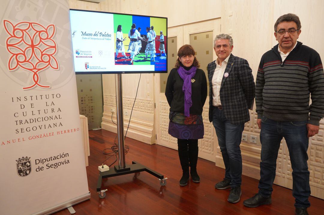 Arancha Rodrigo, directora del Centro, José María Bravo, diputado de Cultura y Juan Carlos Montero, alcalde de San Pedro de Gaíllos.