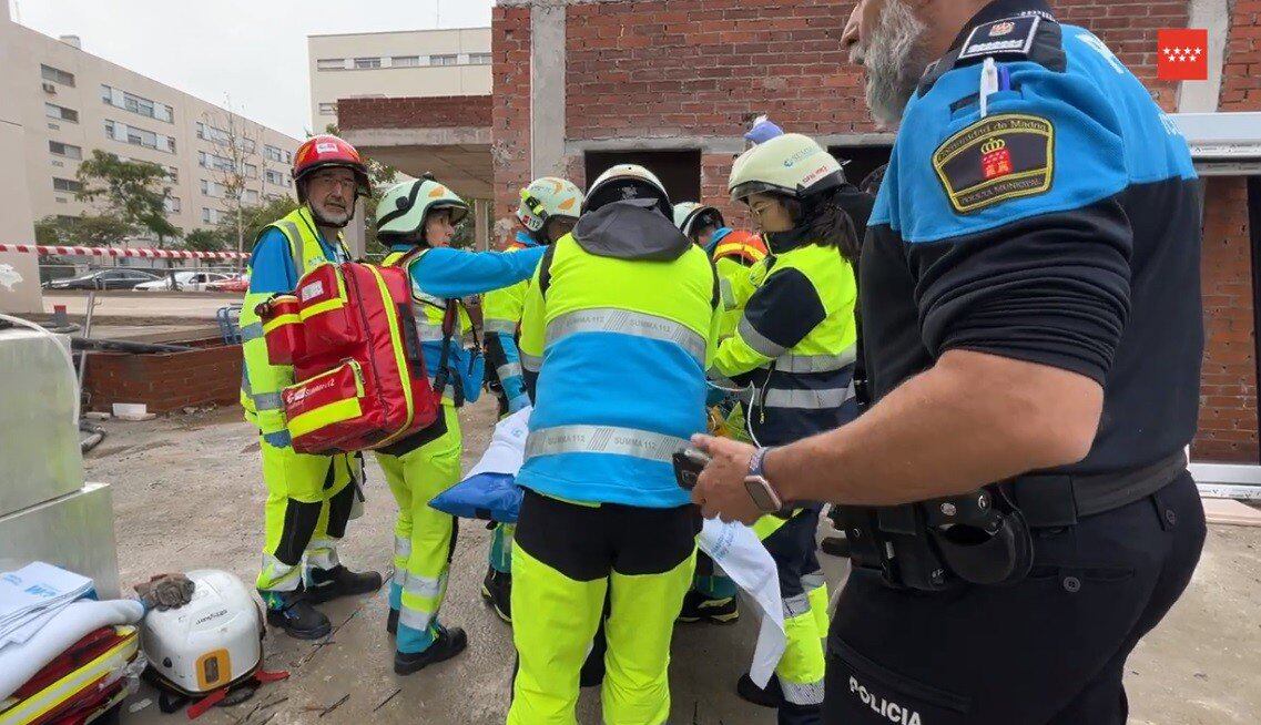 Herido muy grave un obrero al caerle la carga de una grúa en Alcorcón/ EFE