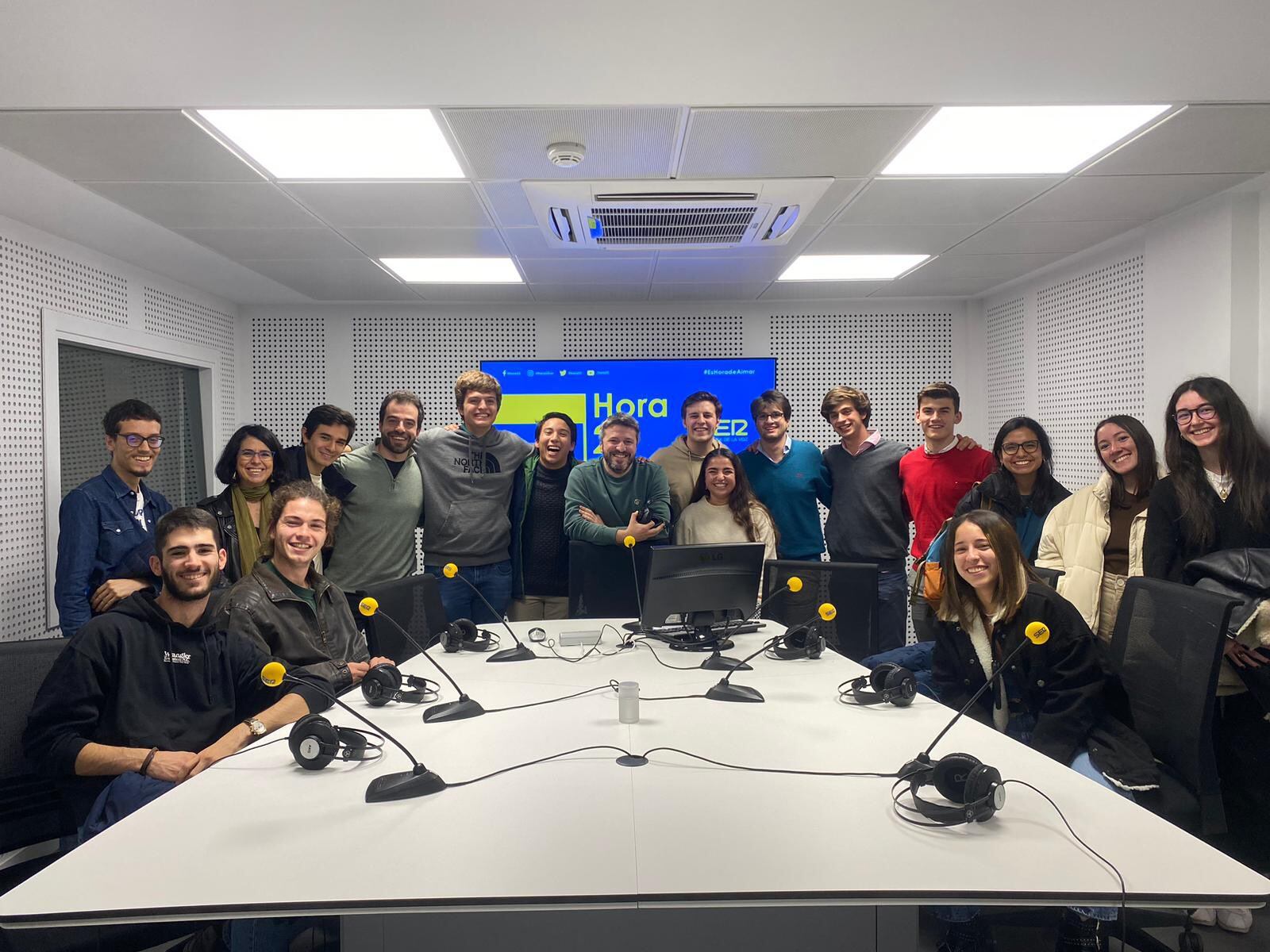 Estudiantes de la Facultad de Comunicación de la Universidad de Navarra en Radio Pamplona con Aimar Bretos.