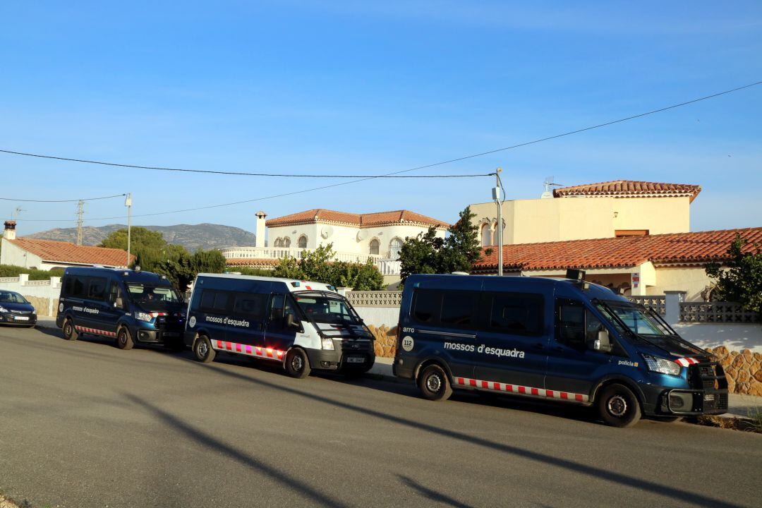 Furgons dels Mossos d&#039;Esquadra a Miami Platja, a Mont-roig del Camp (Baix Camp), en el marc d&#039;un operatiu contra el cultiu i tràfic de marihuana.