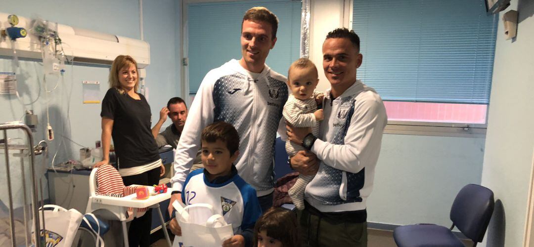 Javier Eraso (i) y Roque Mesa entregaron a los niños ingresados en el Hospital Severo Ochoa los regalos recogidos por la peña &#039;La Inmacu pepinera&#039;