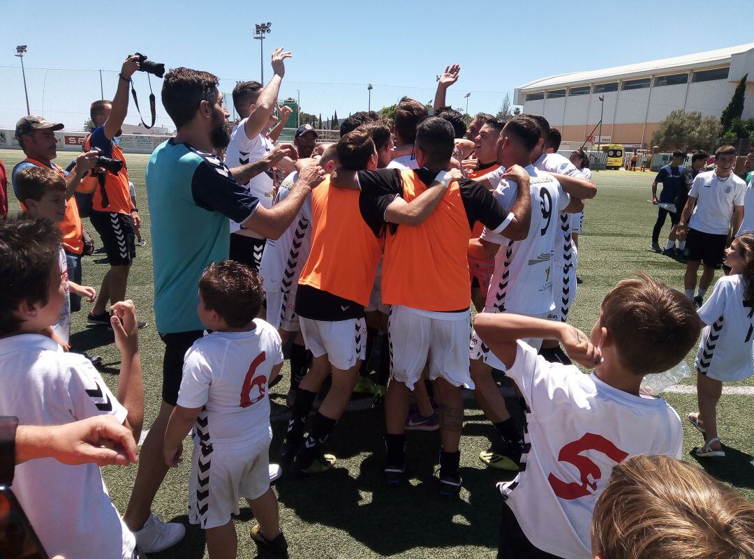 Los jugadores de la Peña festejando el ascenso