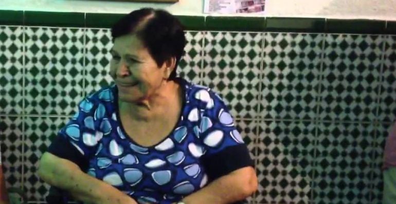 Imagen de María la Hierbabuena escuchando una copla dedicada a ella