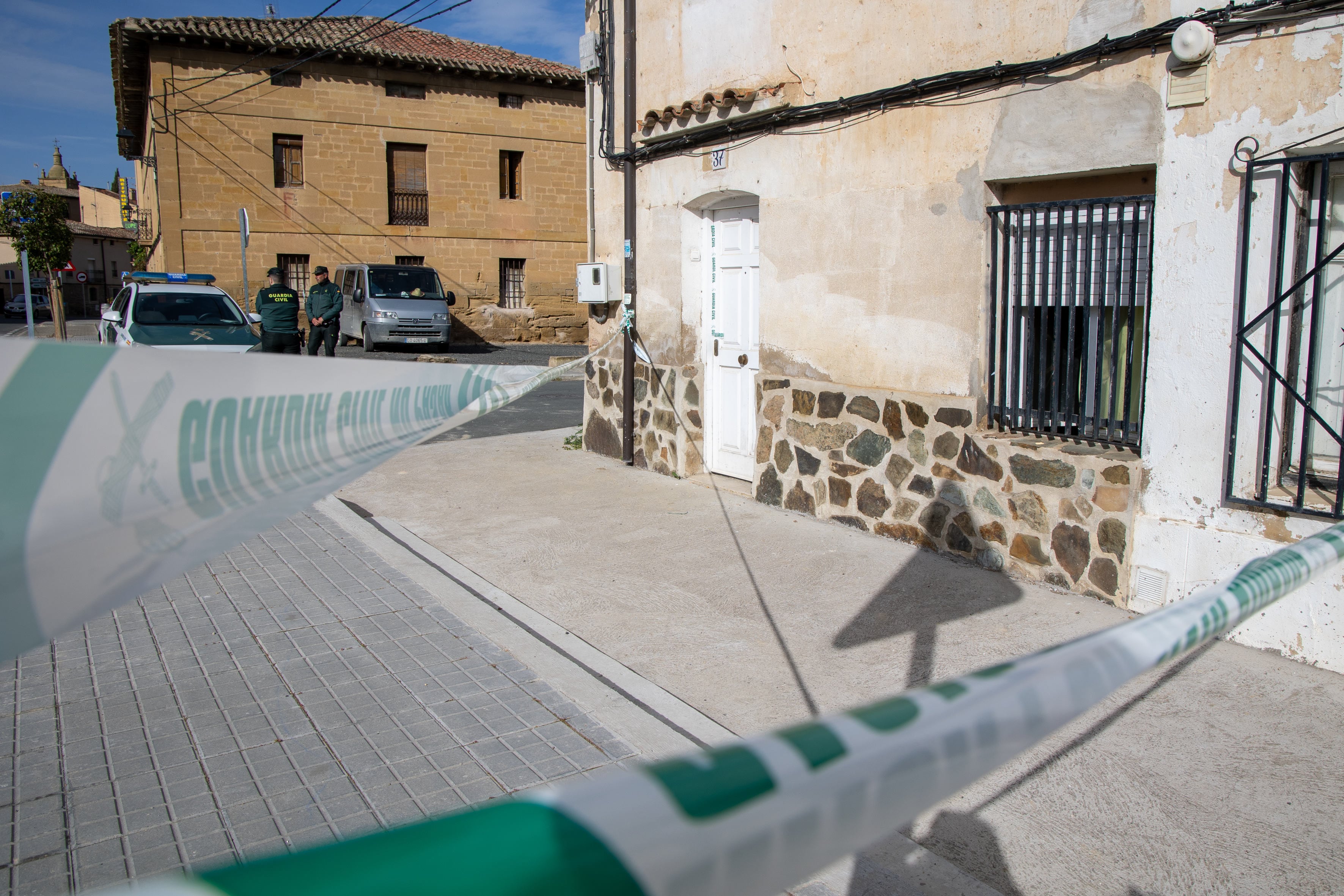 TIRGO, 08/04/2026.-Vista de la casa acordonada por la Guardia Civil en la localidad riojana de Tirgo este miércoles. La Guardia Civil en La Rioja continúa este miércoles con la investigación sobre la muerte violenta de un joven temporero de 29 años ocurrida en el municipio riojano de Tirgo este martes, sobre la que se ha decretado secreto de sumario.-EFE/ Raquel Manzanares
