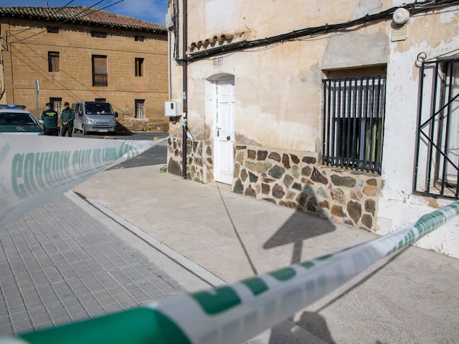 TIRGO, 08/04/2026.-Vista de la casa acordonada por la Guardia Civil en la localidad riojana de Tirgo este miércoles. La Guardia Civil en La Rioja continúa este miércoles con la investigación sobre la muerte violenta de un joven temporero de 29 años ocurrida en el municipio riojano de Tirgo este martes, sobre la que se ha decretado secreto de sumario.-EFE/ Raquel Manzanares