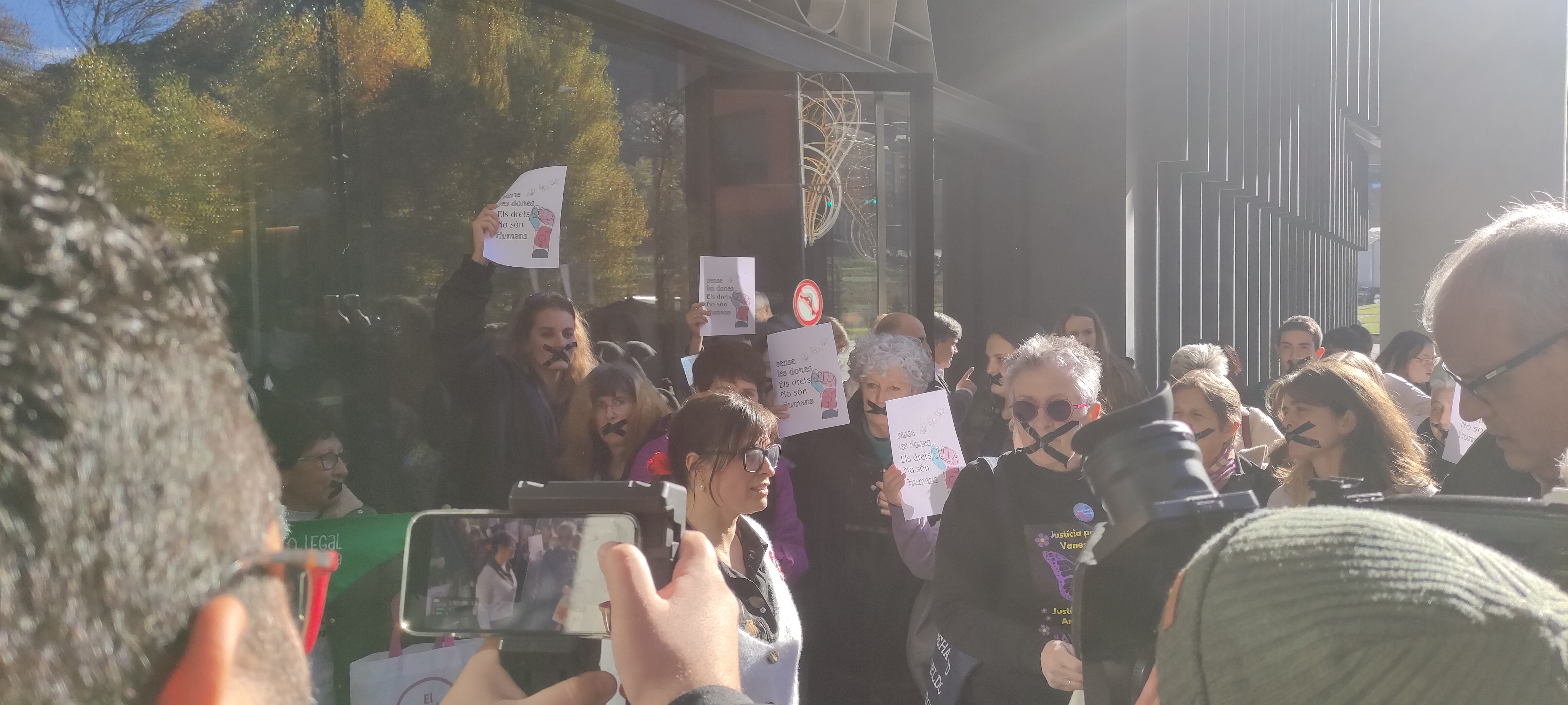 Gran expectació mediàtica i social al judici contra Vanessa Mendoza Cortés avui al Tribunal de Corts.