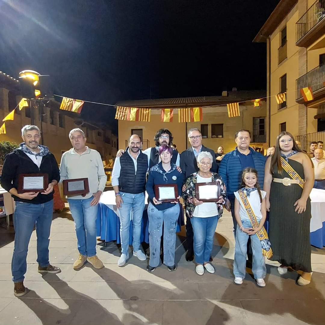 Foto de familia de los ganadores con los organizadores y autoridades. Foto: Barrio del Entremuro