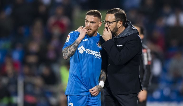 Antunes (3) recibe instrucciones de Bordalás durante un partido. El de Freamunde ha jugado 32 partidos de liga esta temporada.